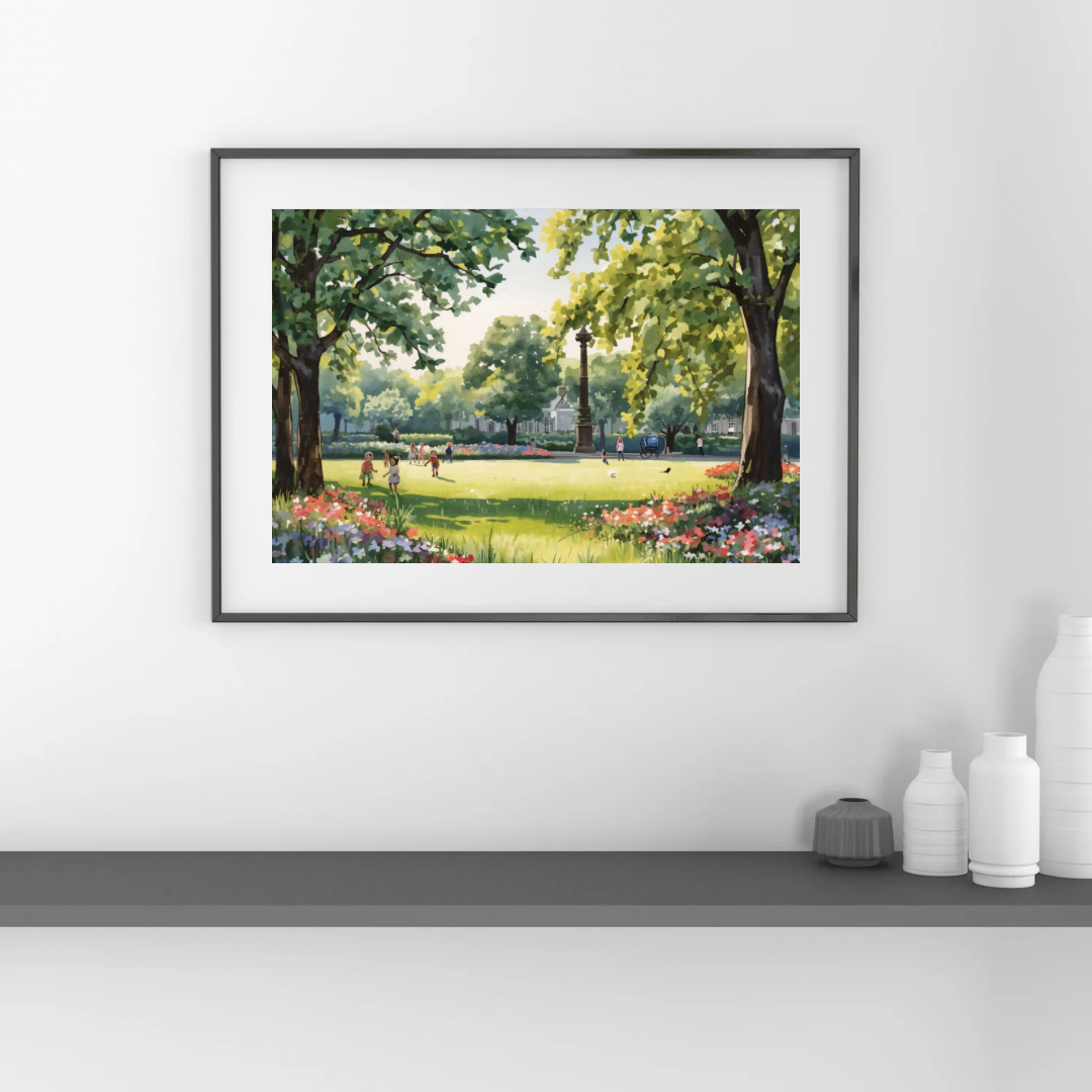 Breda zomerpark schilderij in lichte lijst aan lichtgrijze muur naast witte vaas op lichte houten vloer – aquarel wall art woonkamer