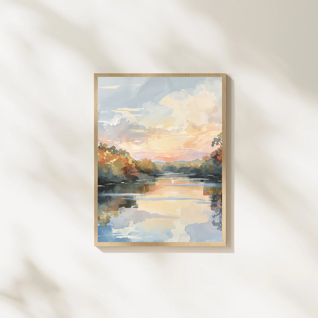 Herfst rivier schilderij in donkere lijst staand tegen witte muur op lichte houten vloer naast witte decoratieve vaas – aquarel wall art woonkamer