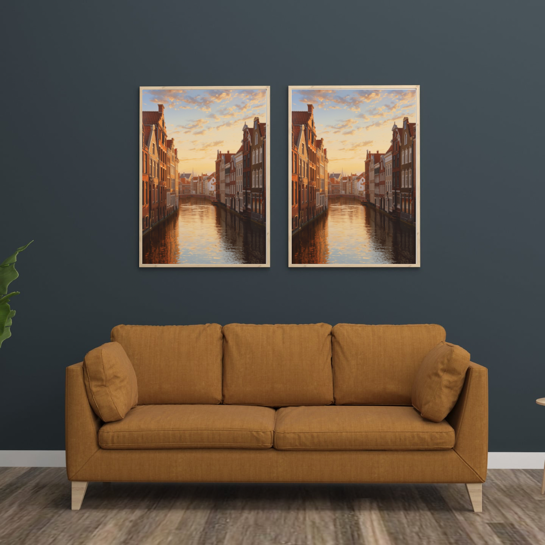Amsterdam gracht schilderij als set van twee in donkere lijsten aan blauwe muur boven bruine leren bank – olieverf wall art woonkamer