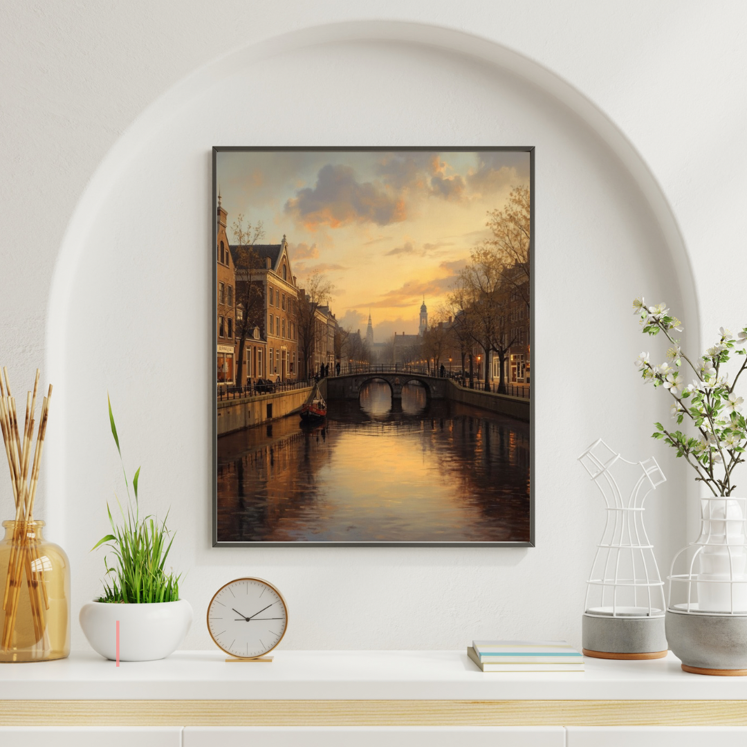 Breda avondgracht schilderij in donkere lijst in witte boognis aan witte muur naast groene plant en decoratieve vaas – klassiek olieverf wall art woonkamer
