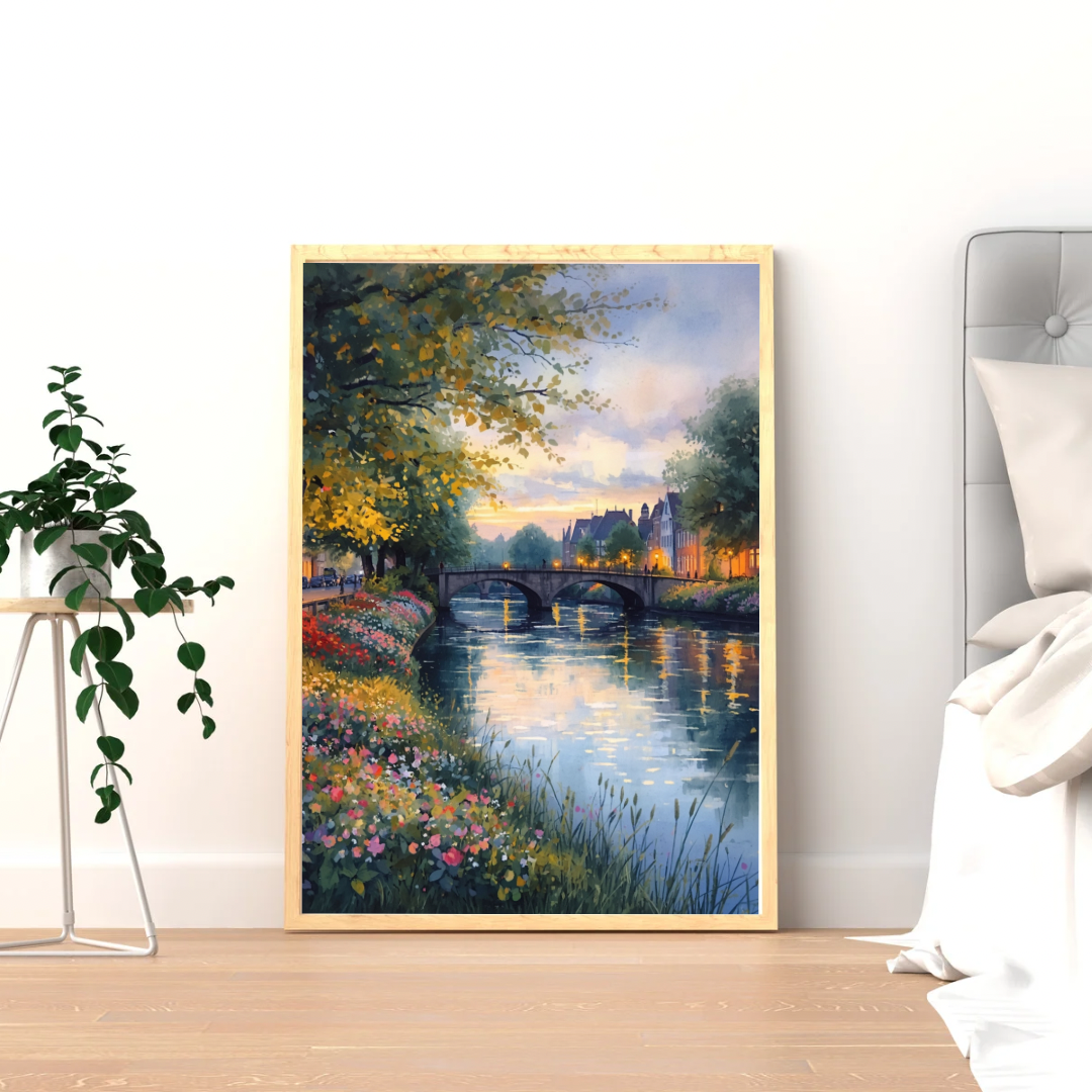 Gracht avond schilderij in zwarte lijst staand op lichte houten vloer tegen witte muur naast grote groene plant – impressionistisch wall art woonkamer
