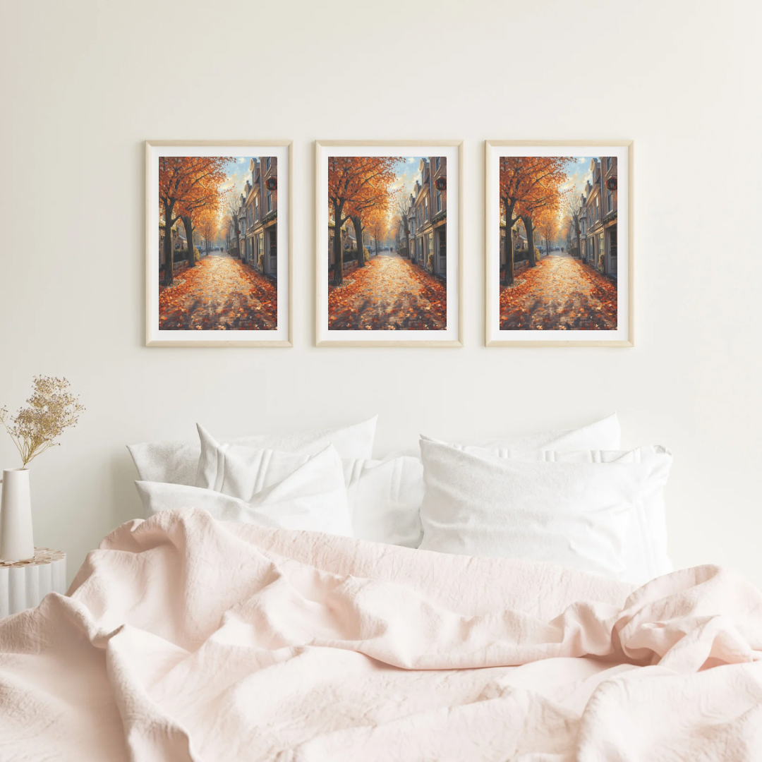 Deventer herfstlaan schilderij als set van drie in houten lijst aan witte muur boven wit bed met zachte kussens en witte bloemen – olieverf wall art slaapkamer