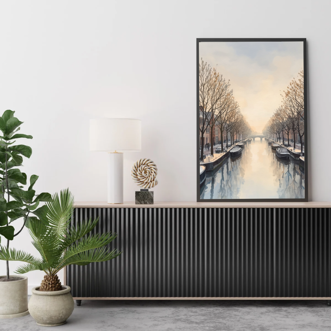 Deventer wintergracht schilderij in zwarte lijst aan witte muur boven donker tv-meubel met grote groene plant en witte lamp – aquarel wall art woonkamer