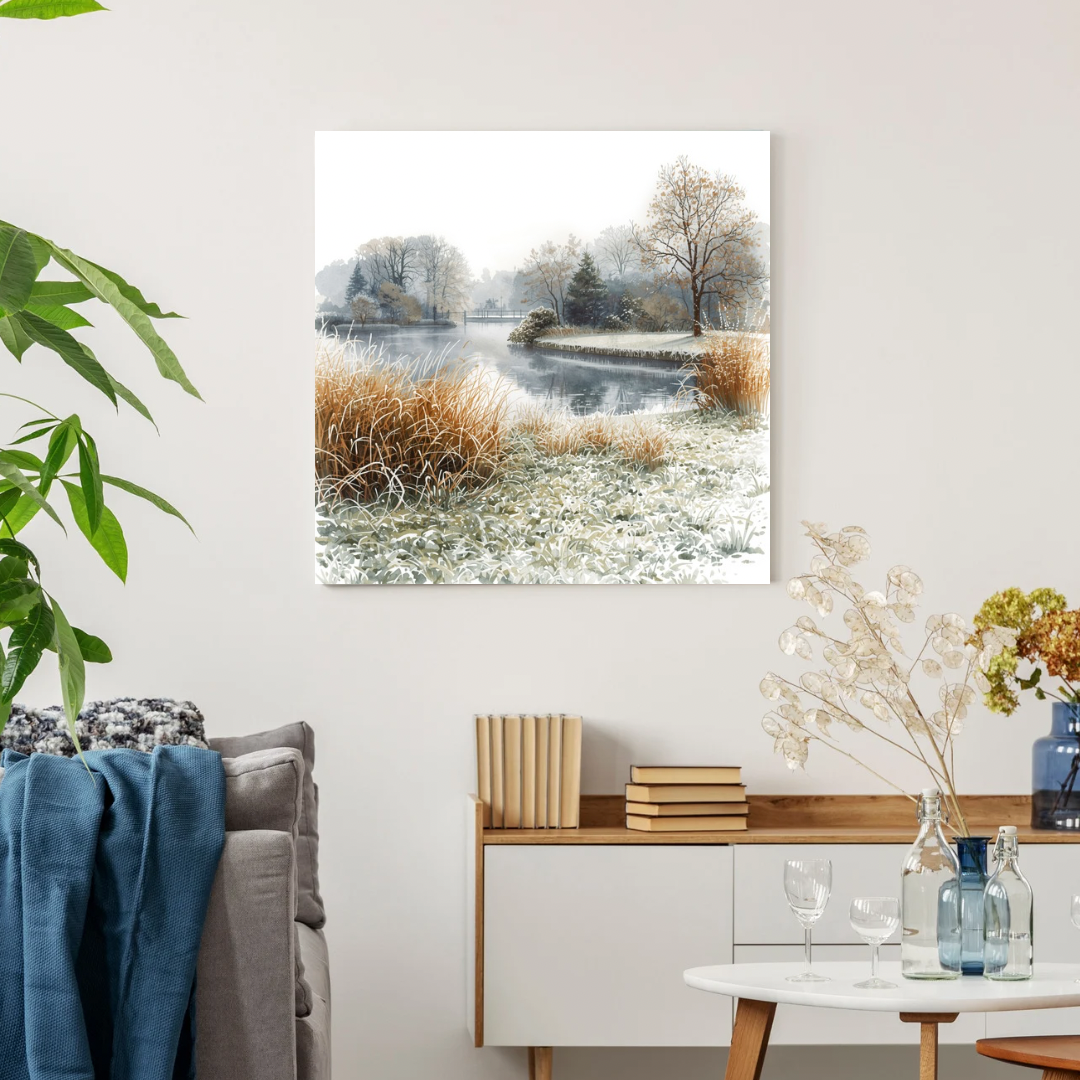 Dordrecht winterlandschap schilderij in witte lijst aan witte muur boven blauw dressoir met groene plant en kleine tafellamp – aquarel wall art woonkamer