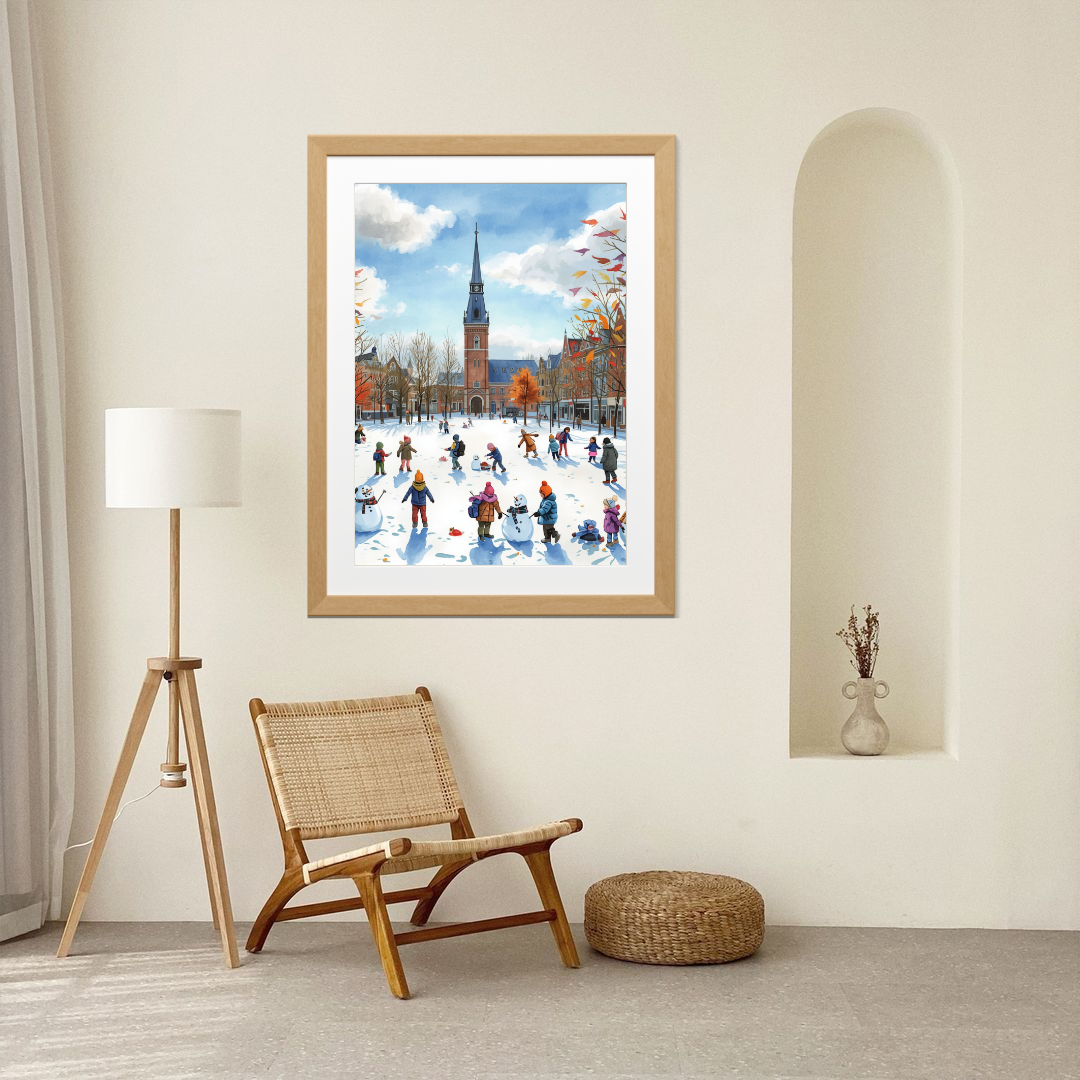 Dordrecht schaatsfeest schilderij in grote witte lijst staand op houten vloer tegen witte muur naast houten stoel en staande lamp – aquarel wall art woonkamer