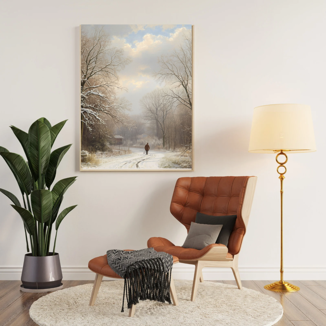 Winter mistig bospad schilderij in zwarte lijst staand op licht houten vloer naast bruine fauteuil met grote groene plant en gouden staande lamp – olieverf wall art woonkamer