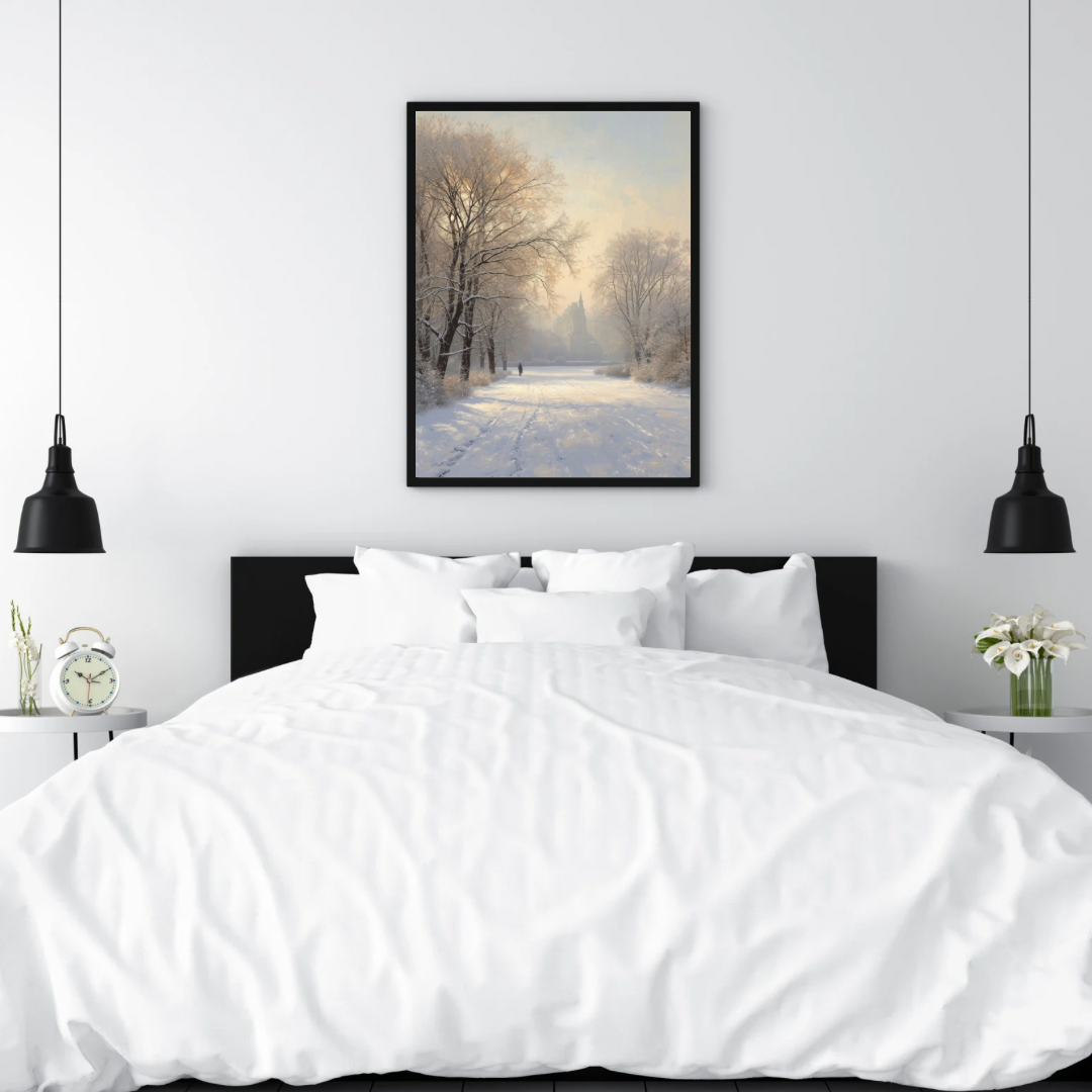 Winter besneeuwd bos schilderij in zwarte lijst aan witte muur boven wit bed met witte kussens en zwarte hanglampen – olieverf wall art slaapkamer