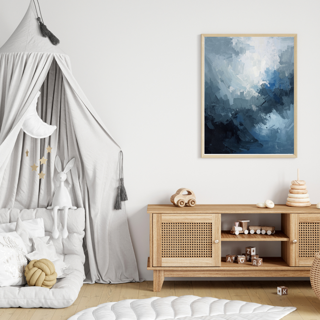 Abstract wolken schilderij in zwarte lijst aan witte muur naast kindertent met houten kast en speelgoed in kinderkamer – wall art print interieur