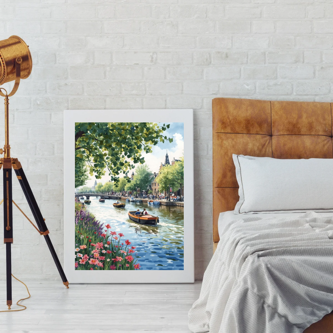 Alkmaar gracht bootjes schilderij in witte lijst staand op houten vloer naast gouden vloerlamp en houten bed met grijze kussens in slaapkamer – aquarel wall art print