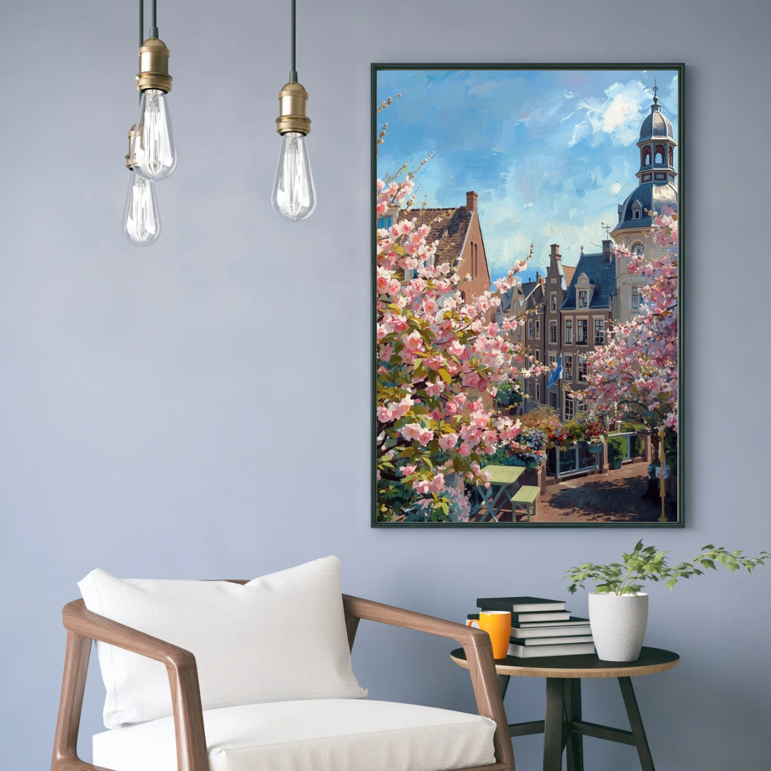 's-Hertogenbosch lentetoren schilderij in zwarte lijst aan lichtpaarse muur naast witte fauteuil met houten bijzettafel en hangende gloeilampen – wall art print interieur