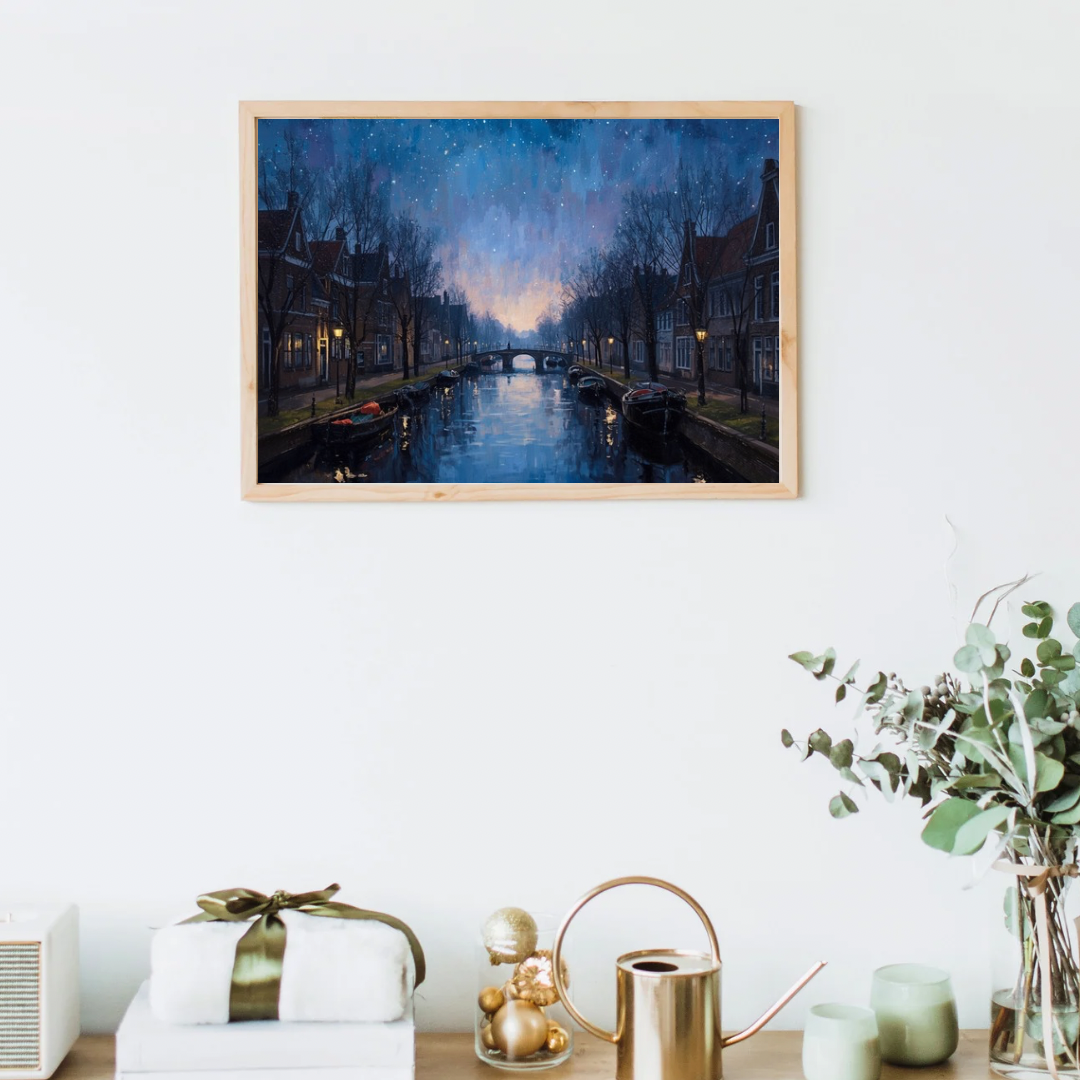 Amsterdam nachtgracht sterrenhemel schilderij in houten lijst aan witte muur boven witte keukenbar met gouden waterkoker en gouden accessoires – wall art print keuken
