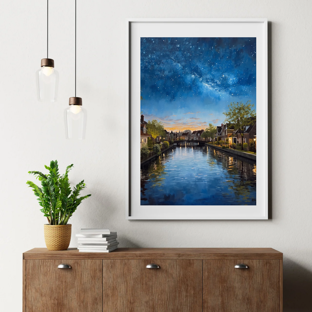 Alphen aan den Rijn melkweg nachtgracht schilderij in witte lijst aan witte muur boven donker houten dressoir met groene plant en hangende gloeilampen – wall art print woonkamer