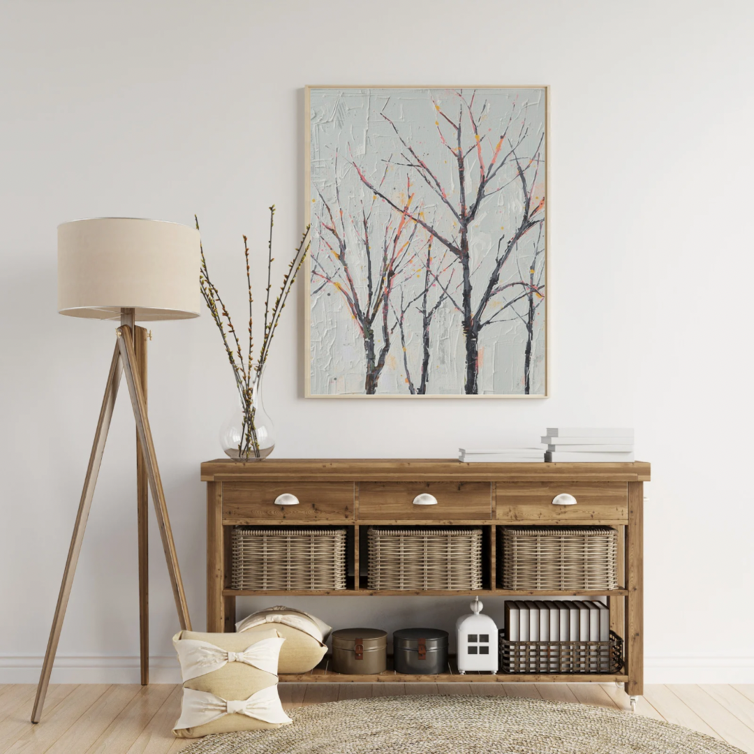 Abstract winterbomen kleurrijke verfspetters schilderij als canvas aan witte muur naast houten vloerlamp en rieten dressoir met decoratieve objecten – wall art print woonkamer