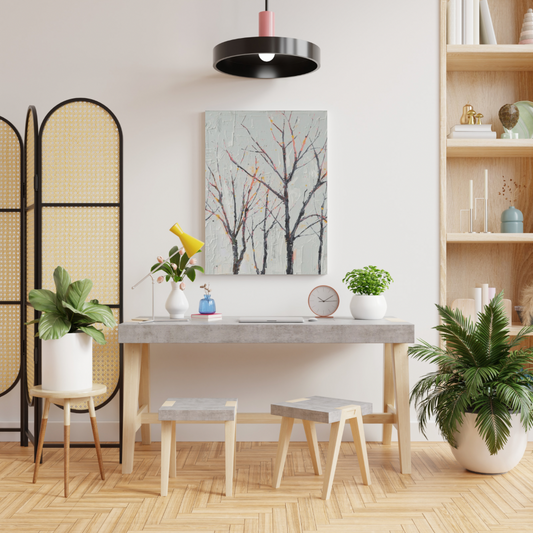 Abstract winterbomen kleurrijke verfspetters schilderij als canvas aan witte muur boven witte eettafel met witte stoelen en grote groene plant – wall art print eetkamer