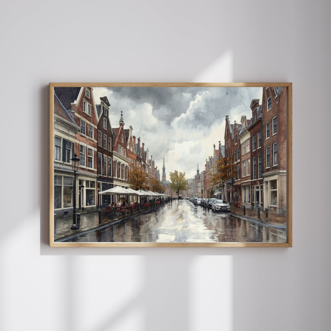 regenachtige gracht grachtenpanden schilderij in houten lijst liggend aan witte muur boven houten vloer naast witte vaas en decoratieve objecten – wall art print interieur