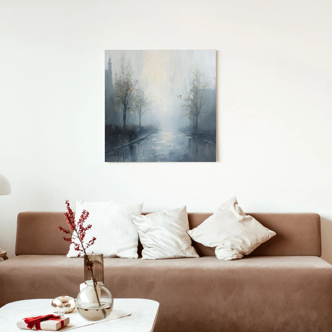 Regenachtige laan kale winterbomen blauwe mist aquarel schilderij in zwarte lijst aan witte muur boven bruine bank met witte kussens en takken in vaas – woonkamer schilderij