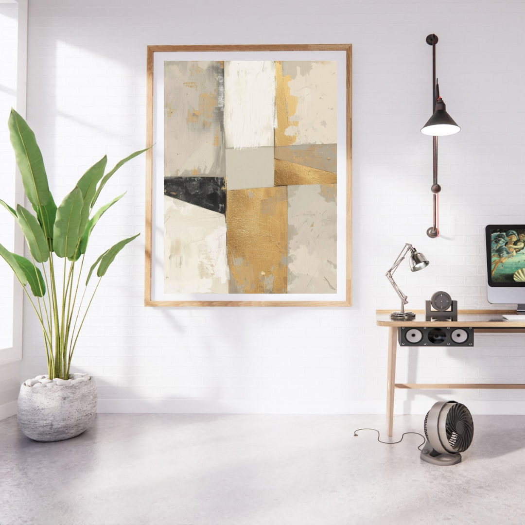 Abstract blokken beige goud schilderij in naturel houten lijst aan witte muur naast grote groene plant en houten bureau met lamp – abstract olieverf wall art studeerkamer