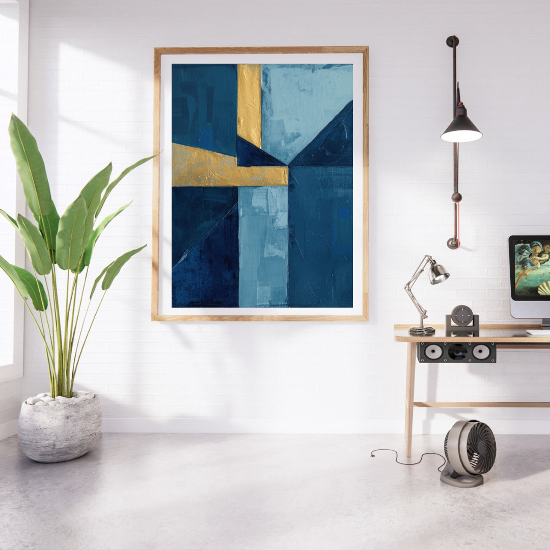Abstract geometrisch blauw goud schilderij in gouden lijst aan witte muur naast grote groene plant en houten bureau met lamp – modern wall art studeerkamer