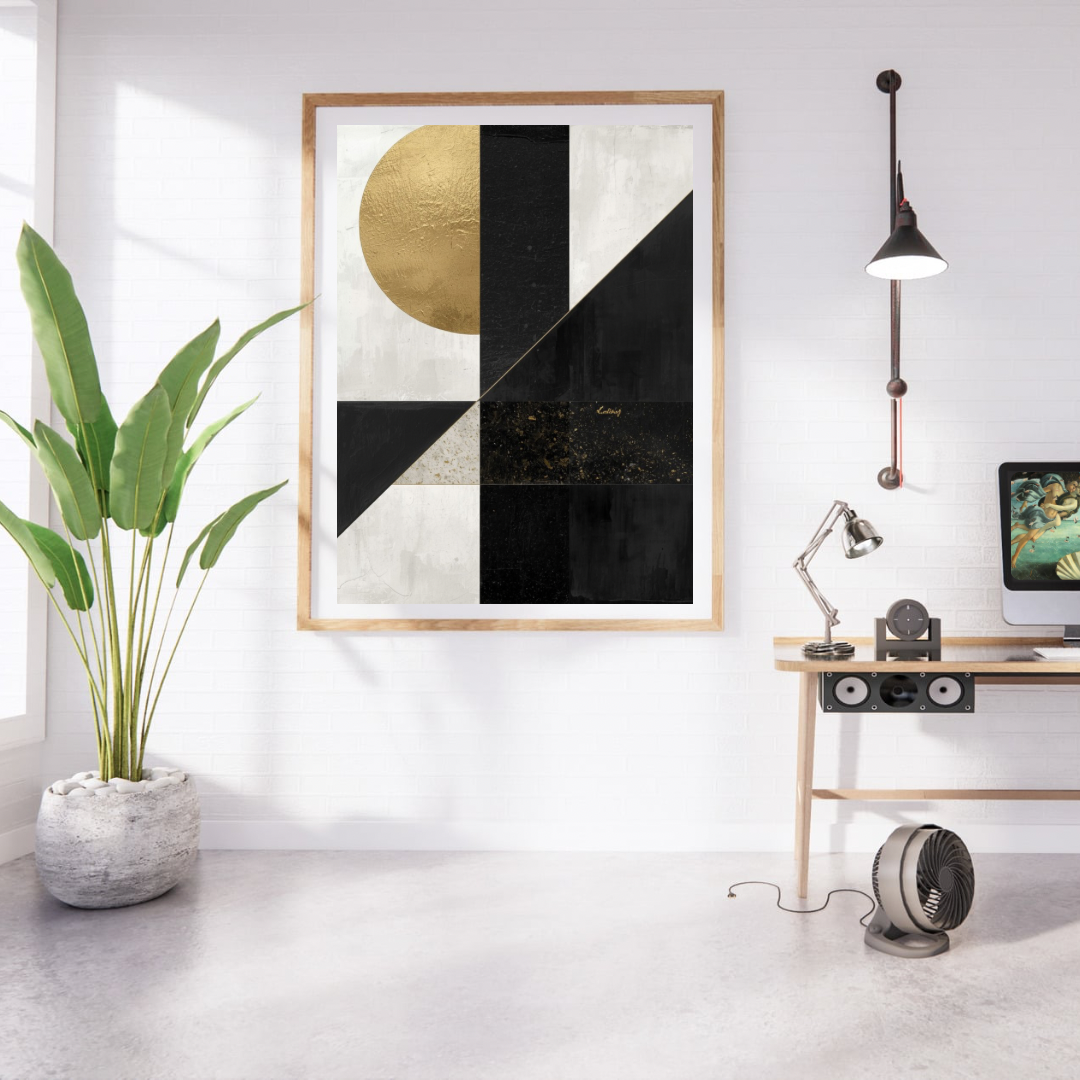 Abstract zwart goud schilderij met geometrische vlakken en gouden cirkel in gouden lijst aan witte muur naast grote groene plant en houten bureau met lamp – Bauhaus wall art studeerkamer
