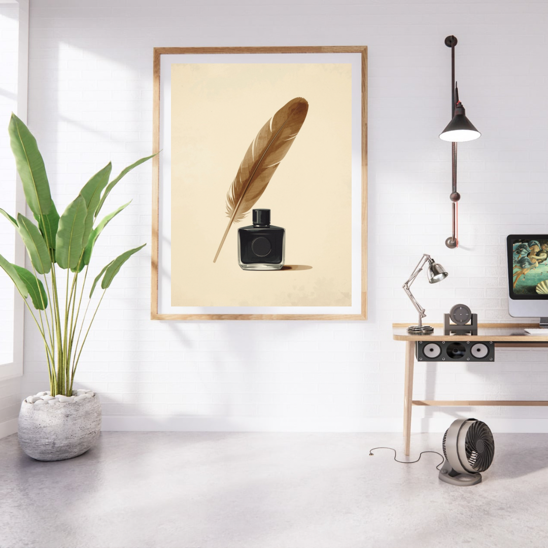 Gouden veer en inktpot schilderij in gouden lijst aan witte muur naast grote groene plant en houten bureau met lamp – literair wall art studeerkamer