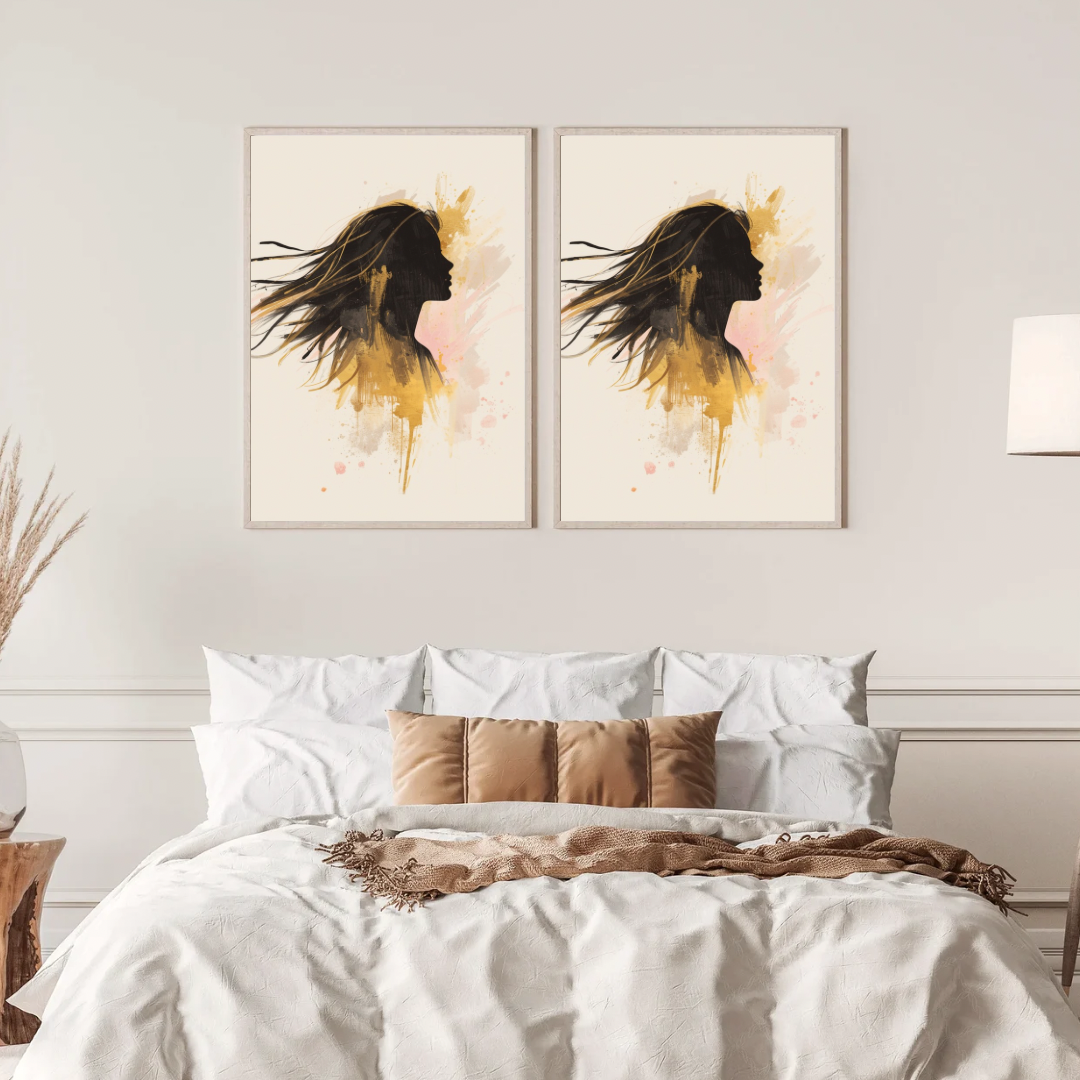 Vrouw silhouet schilderij met zwart profiel en gouden verfspetters in twee gouden lijsten naast elkaar aan witte muur boven bed met linnen beddengoed – vrouwelijk wall art slaapkamer