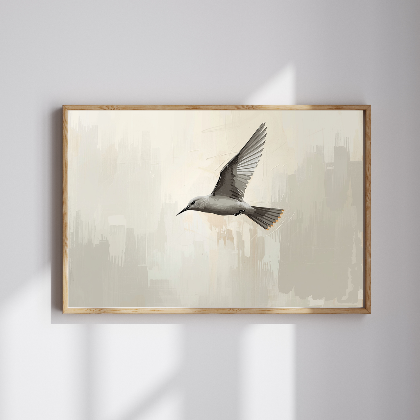 Vliegende vogel schilderij met grijze vogel in vlucht op crème fond in gouden lijst hangend aan witte muur – minimalistisch wall art overloop