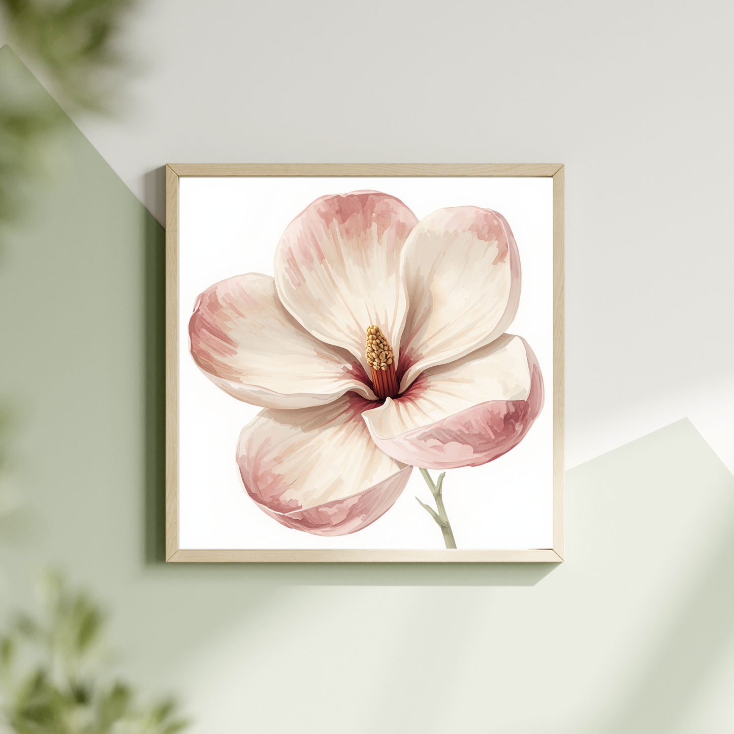 Aquarel bloem schilderij met zachte roze bloem op wit fond in witte lijst hangend aan lichte muur met groene plant – botanisch wall art overloop