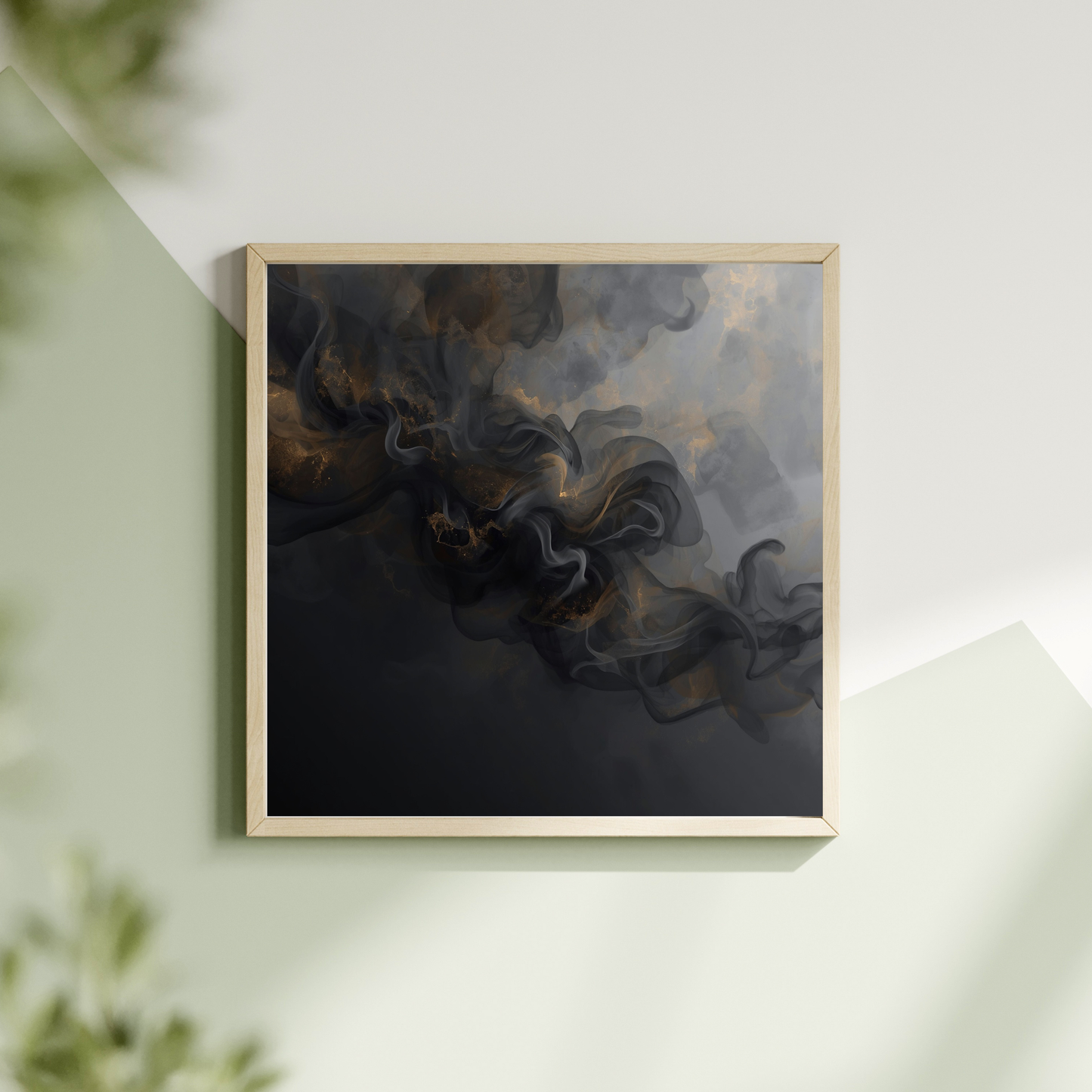Abstract donker rookwolk schilderij met wervelende donkere rookwolken op zwart fond in witte lijst hangend aan lichte muur met groene plant – mysterieus wall art overloop