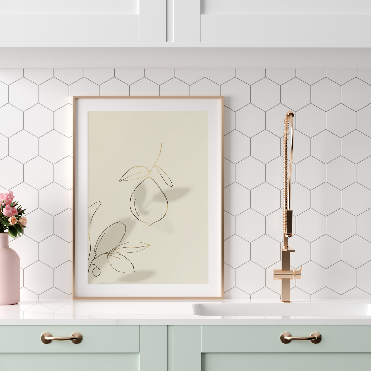 Citrusfruit lijn tekening canvas schilderij in beige lijst boven mintgroene keuken met gouden kraan — sinaasappel wanddecoratie