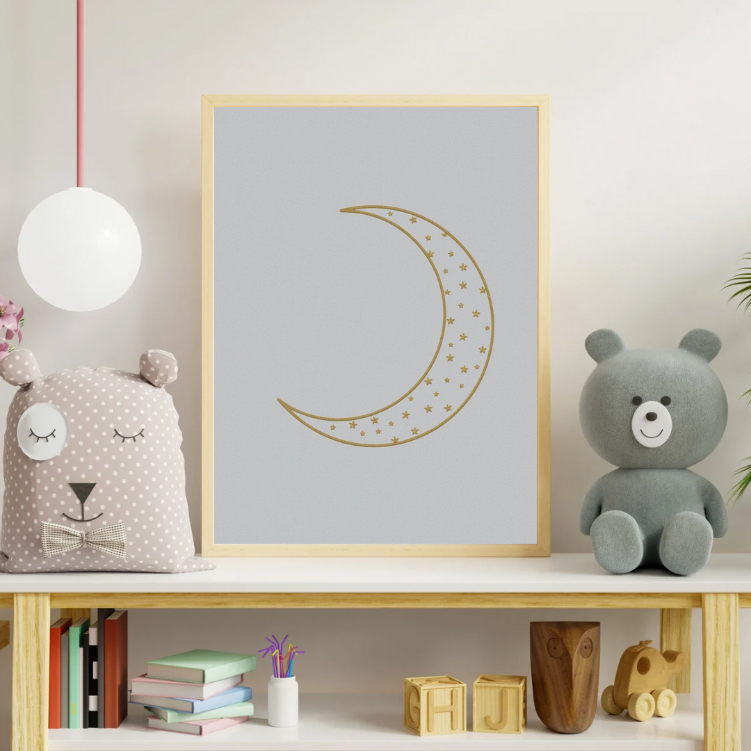 Gouden sikkel maan bloemen canvas schilderij aan kinderkamer muur boven plank met teddybeer — botanisch wanddecoratie