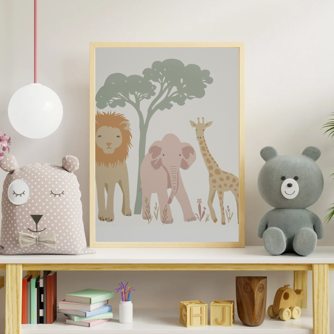 Safari dieren boom canvas schilderij aan kinderkamer muur boven plank met teddybeer — leeuw giraf olifant pastel wanddecoratie