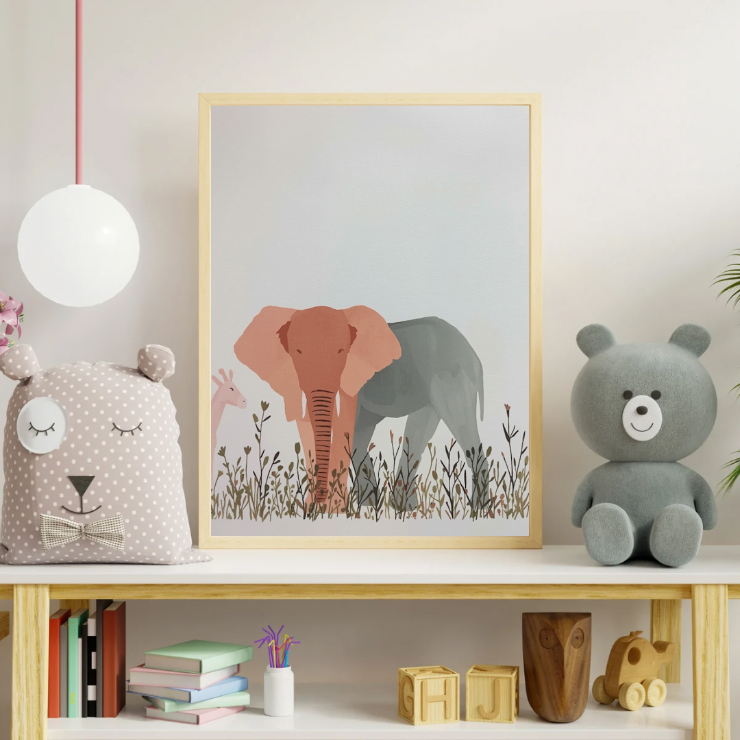 Roze en grijze olifanten canvas schilderij aan kinderkamer muur boven plank met teddybeer — botanisch wanddecoratie