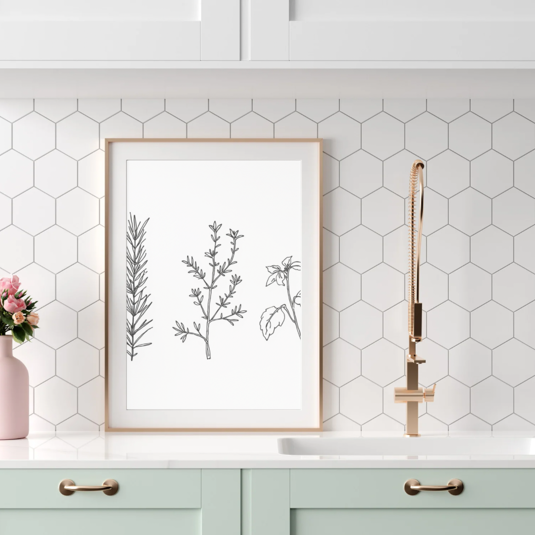 Botanisch kruiden trio canvas schilderij in beige lijst boven mintgroene keuken met gouden kraan — rozemarijn tijm salie wanddecoratie