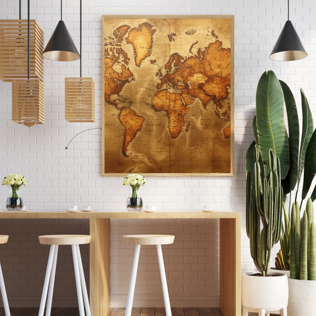 Gouden wereldkaart canvas schilderij aan witte muur in hobbyruimte met houten tafels en hangende lampen — luxe wanddecoratie