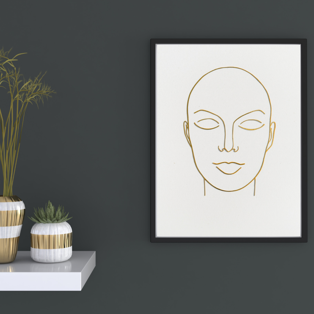 Gouden gezichtslijn portret canvas schilderij in zwarte lijst aan donkergrijze muur in hal met decoratieve vaas en boeken — minimalistisch wanddecoratie