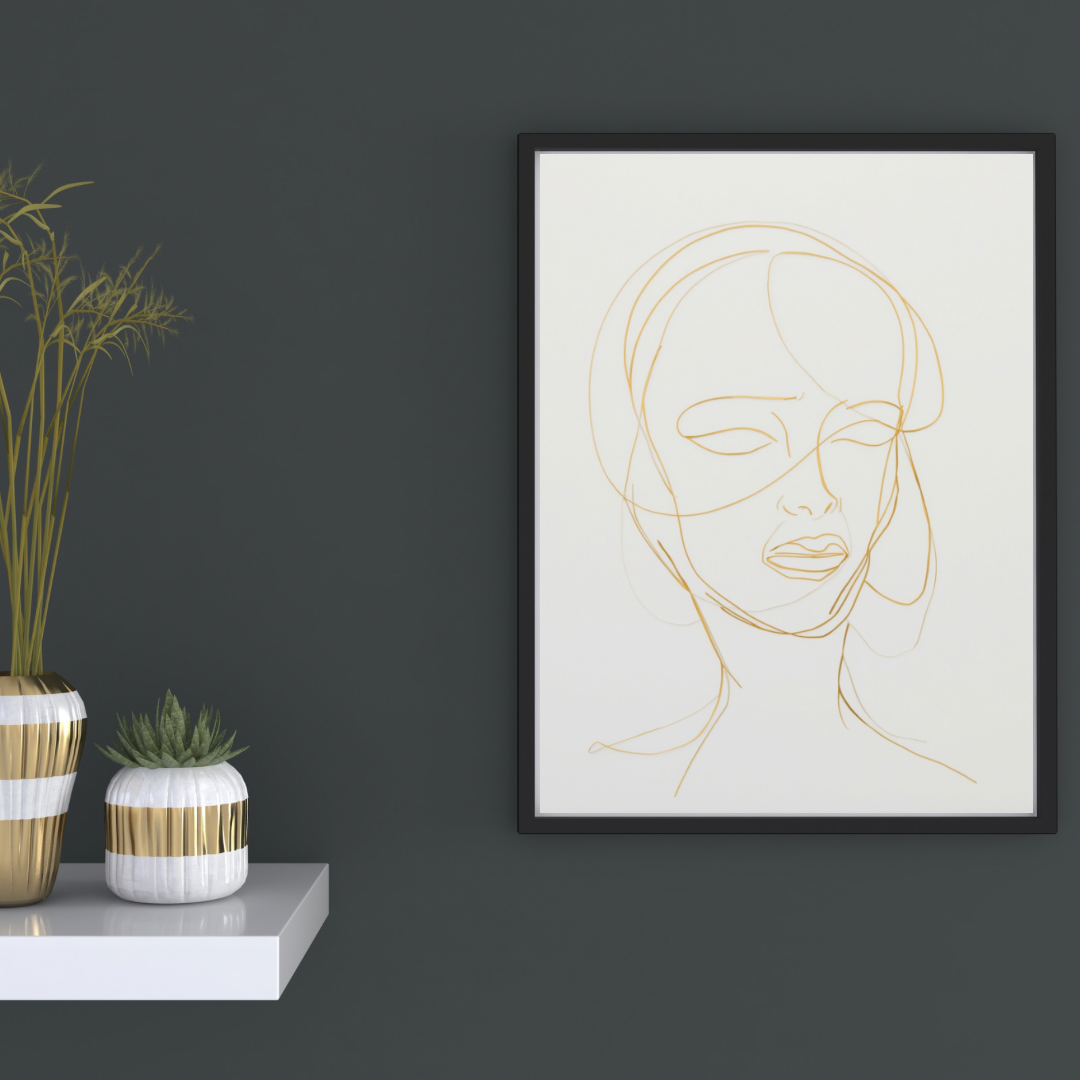 Gouden gezichtsportret line art canvas schilderij in zwarte lijst aan donkergrijze muur in hal met decoratieve vaas en boeken — minimalistisch wanddecoratie