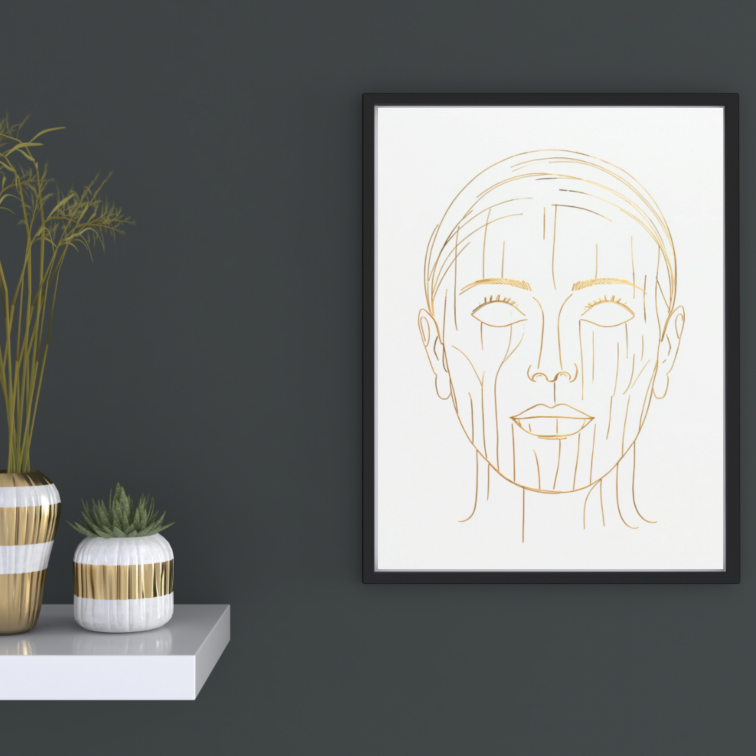 Gedetailleerd gouden portret line art canvas schilderij in zwarte lijst aan donkergrijze muur in hal met decoratieve vaas en kaarsen — luxe wanddecoratie