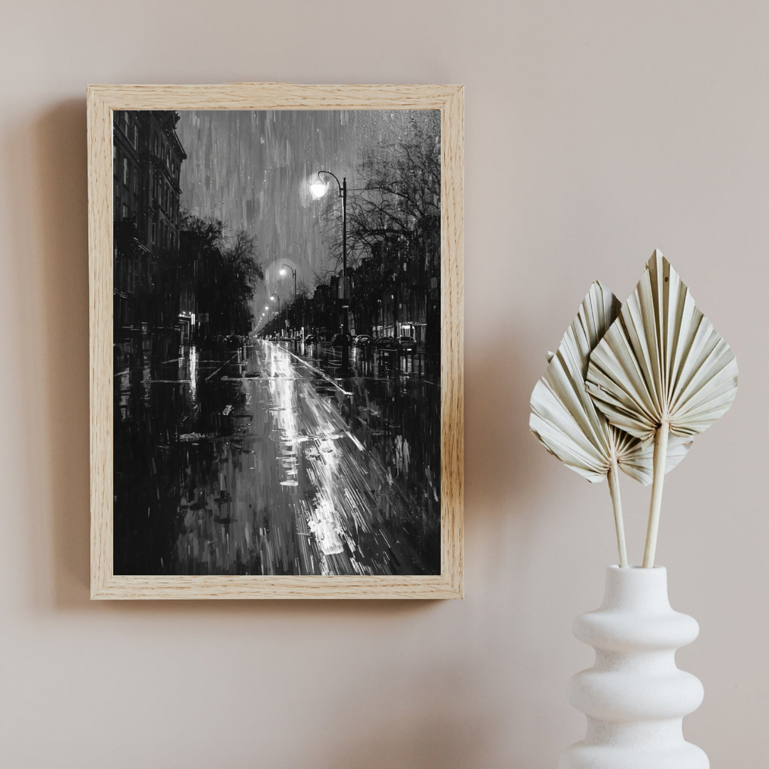 Zwart-wit regenachtige stadsstraat canvas schilderij met lantaarnpalen en natte klinkers in witte lijst aan witte muur in gang met witte vaas — cinematisch wanddecoratie