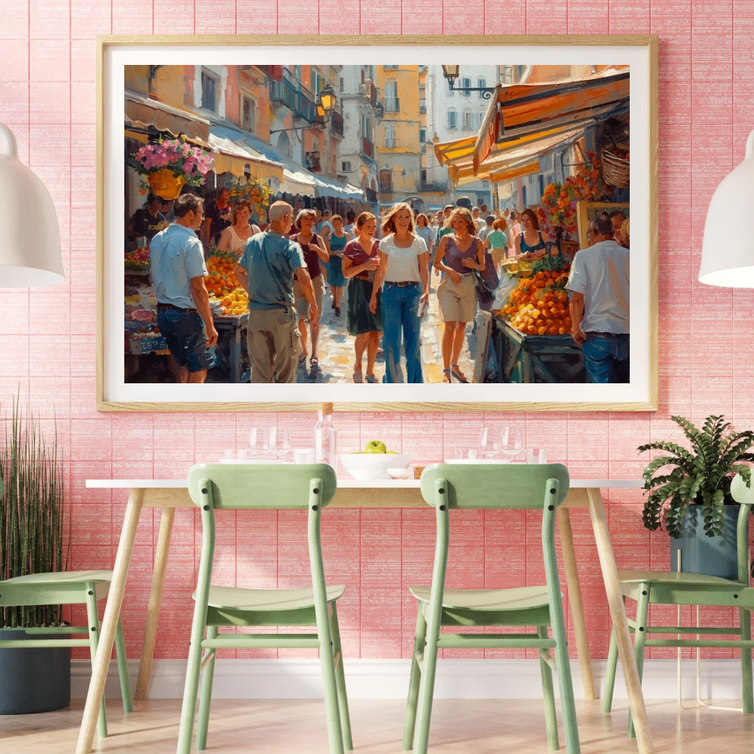 Mediterraan marktscène canvas schilderij in witte lijst aan roze muur in eetkamer met mintgroene stoelen en plant — zomers wanddecoratie