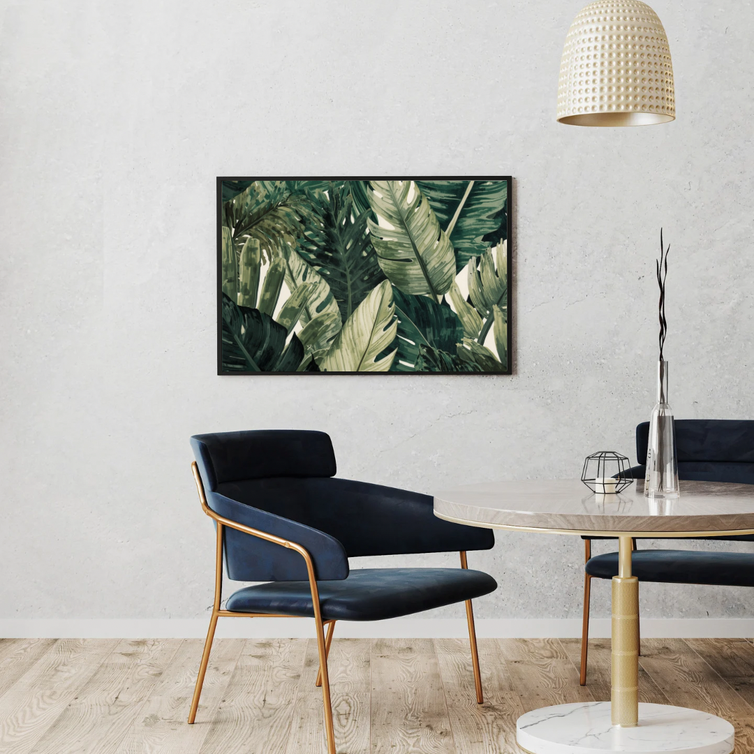 Tropisch bladeren jungle canvas schilderij aan witte muur in eetkamer met zwarte stoelen en vloerlamp — monstera wanddecoratie