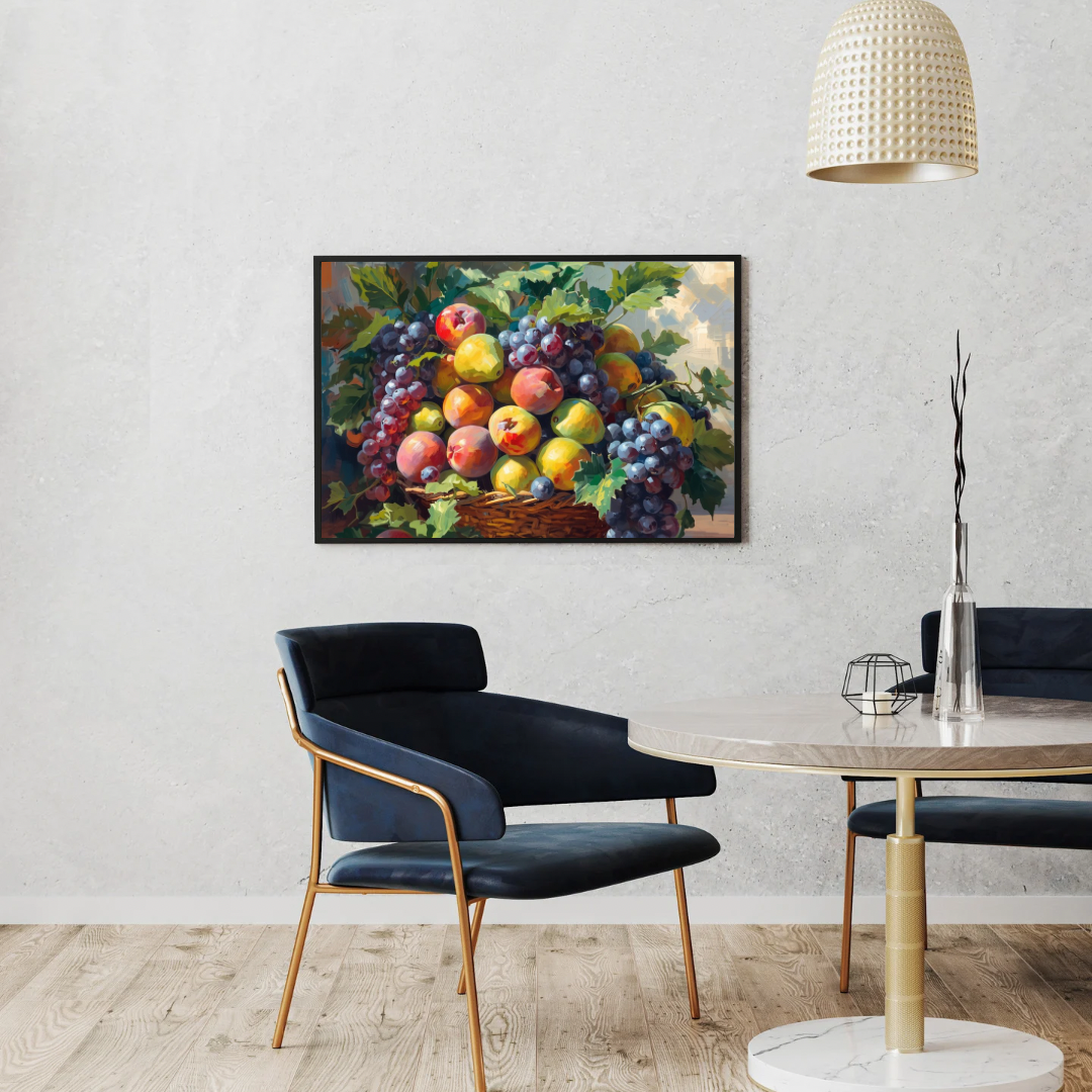Fruit stilleven canvas schilderij met druiven en citrusfruit in lijst aan witte muur boven zwarte eettafel met stoelen en staande lamp – eetkamer wanddecoratie