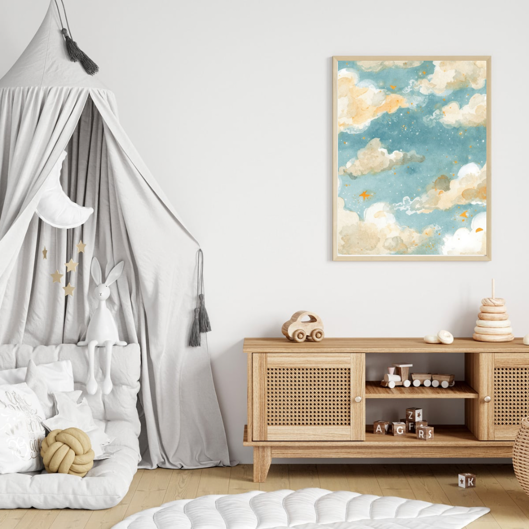 Dromerig wolkenlucht canvas schilderij in naturel houten lijst aan witte muur boven houten commode in lichte babykamer — zachte wanddecoratie