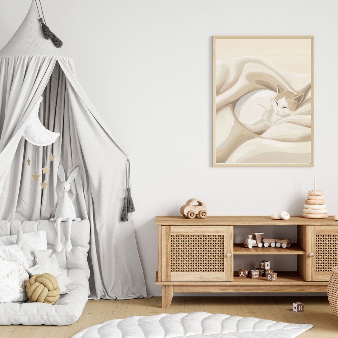 Slapend wit katje canvas schilderij in naturel houten lijst aan witte muur boven houten commode met hemelbed in lichte babykamer — rustgevende wanddecoratie