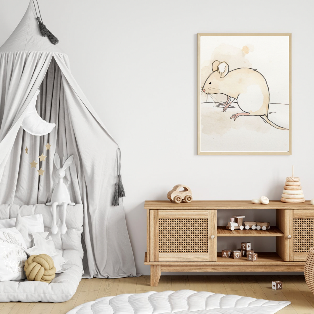 Lief rennend muisje aquarel canvas schilderij in naturel houten lijst aan witte muur boven houten commode met hemelbed in lichte babykamer — speelse wanddecoratie