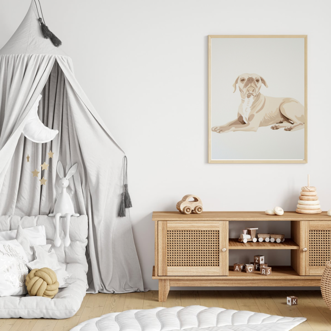 Elegante Weimaraner hond met strohoed canvas schilderij in lichte lijst aan witte muur boven houten commode met hemelbed in lichte babykamer — tijdloze wanddecoratie