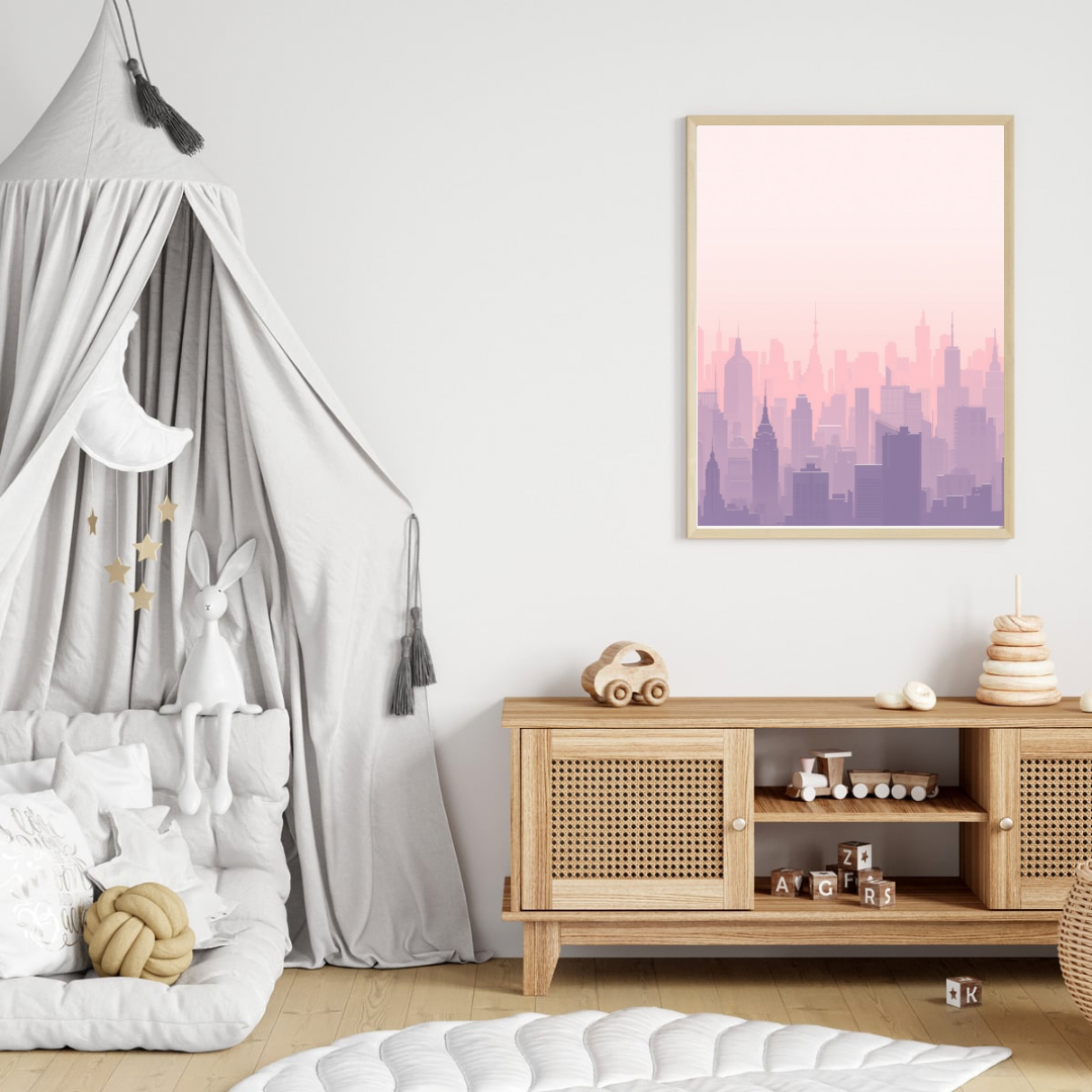Paarse pastel stadsskyline canvas schilderij in lichte lijst aan witte muur boven houten commode met hemelbed in moderne babykamer — dromerige wanddecoratie