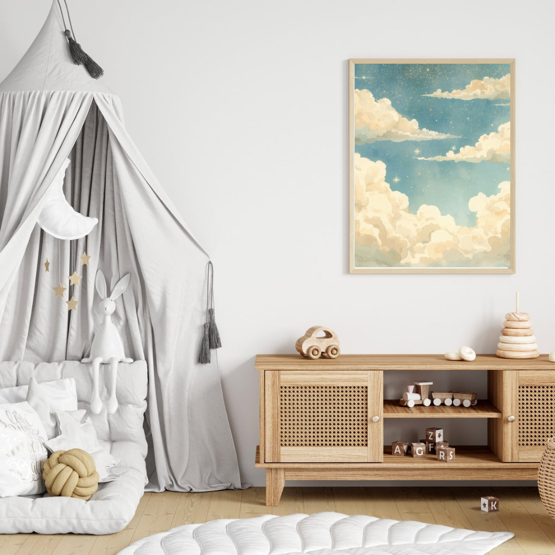 Vintage wolkenlucht canvas schilderij in lichte lijst aan witte muur boven houten commode met hemelbed in lichte babykamer — tijdloze wanddecoratie