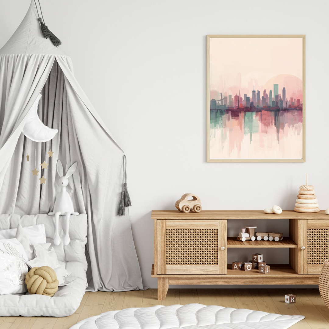 Pastel stadsskyline canvas schilderij in lichte lijst aan witte muur boven houten commode met hemelbed in moderne babykamer ā kleurrijke wanddecoratie