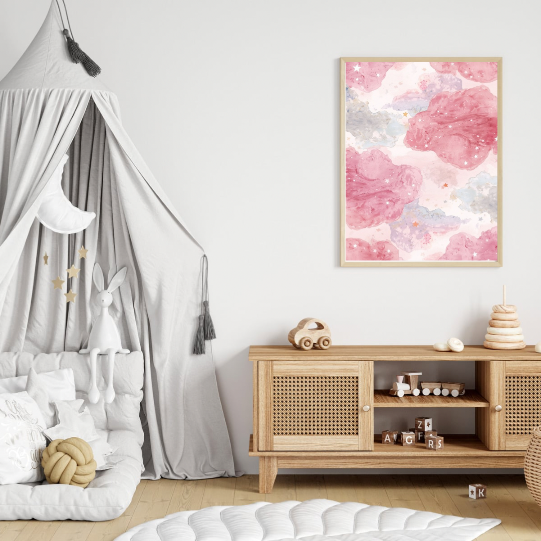 Roze aquarel wolken canvas schilderij in lichte lijst aan witte muur boven houten commode met hemelbed in roze babykamer — dromerige wanddecoratie