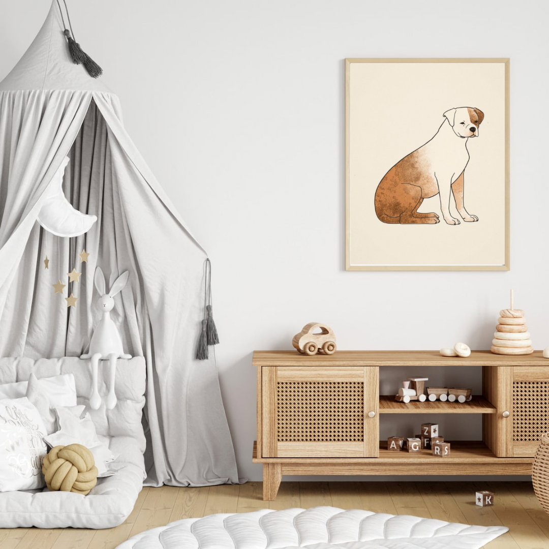 Zittende puppy aquarel canvas schilderij in naturel houten lijst aan witte muur boven houten commode met hemelbed in lichte babykamer — tijdloze wanddecoratie